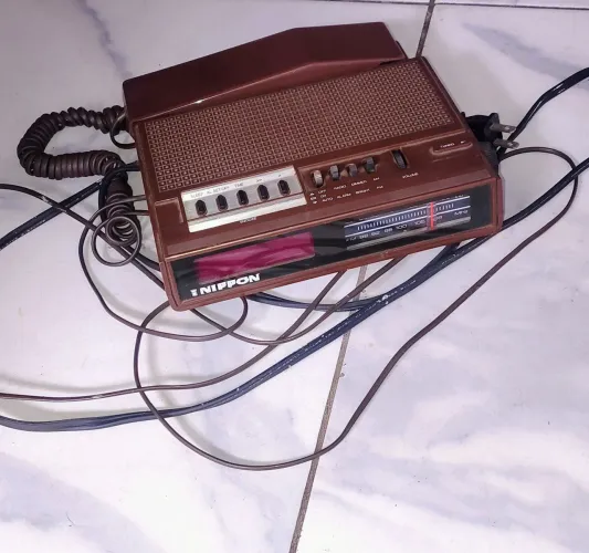 rádio-relógio vintage com telefone integrado da marca Nippon