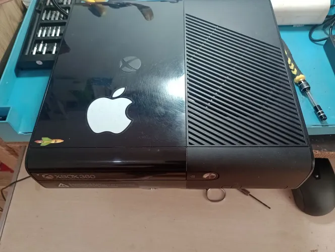 X BOX 360 SLIM COM 260 JOGOS.... CHAME PARA MAIS INFORMAÇÕES...!!!