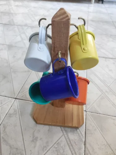 Xícaras de porcelana coloridas com suporte de madeira