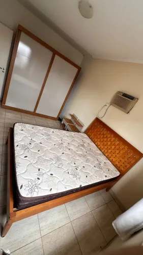 Cama, Guarda-roupa e mesas de cabeceira