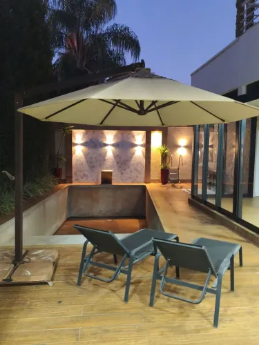 Ombrelone luxo com capa e suporte com rodinhas + espreguiçadeiras