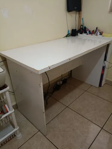 Escrivaninha com marcas de uso - excelente tamanho