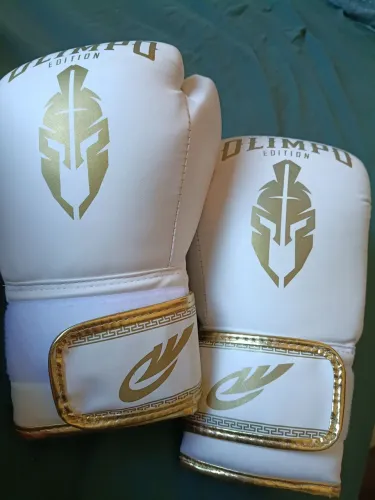 Luvas de boxe/muay thai Olimpo Legendary Edition, na cor branco com dourado.