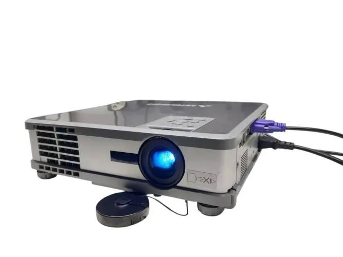 Projetor LCD Ideal para cinema em casa, empresas, igrejas, apresentações
