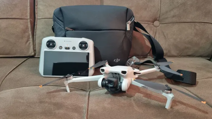 Drone dji mini 3 com controle com tela.
