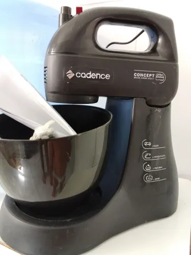 Vendo batedeira cadence nova
