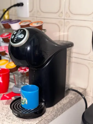 Cafeteira dolce gusto + suporte de cápsulas + cápsulas
