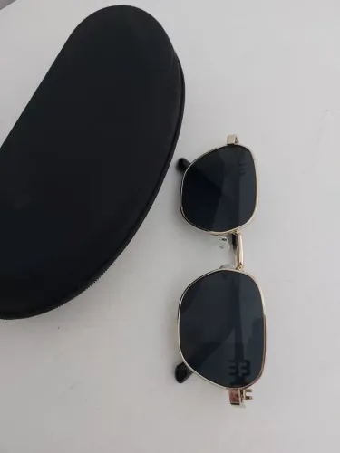 Óculos de Sol Unissex Modelo Quadrado Geométrico Dourado - R$ 50