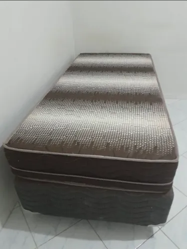 Cama Solteiro composta por base + colchão.