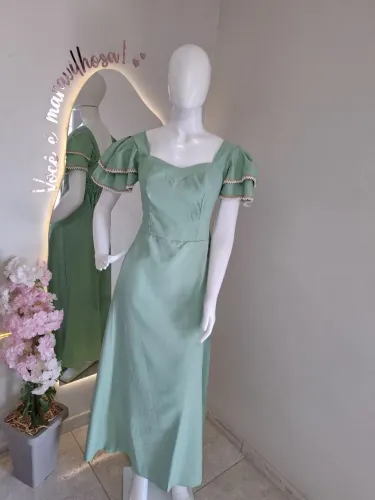 Vestido longo, tecido marrante.