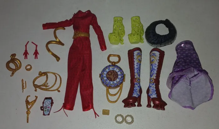 LOTE ACESSORIOS BONECA EVER AFTER MONSTER HIGH SKULLECTOR US ROBECCA SIRENA BONITA ULIANA