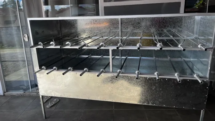 Churrasqueira a carvão com espetos giratórios