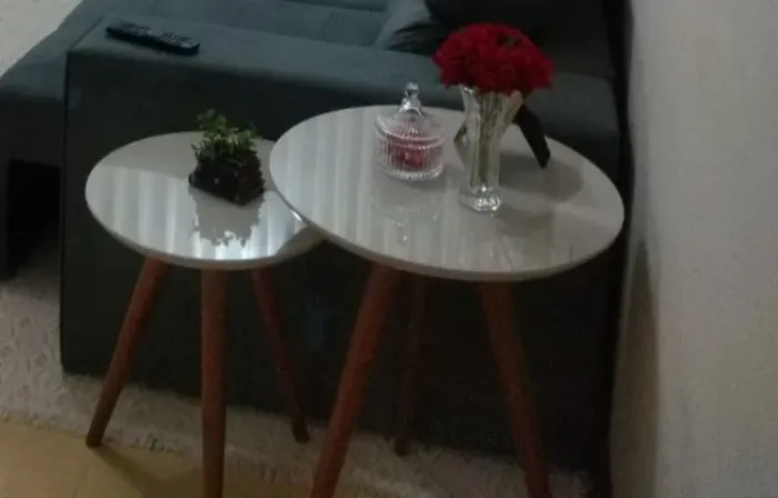 VENDE-SE Duas Mesas De Canto Laterais Sala Pé Palito Tripé Madeira