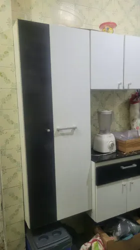 armário de cozinha, rack sala, tábua de passar e multiprocessador