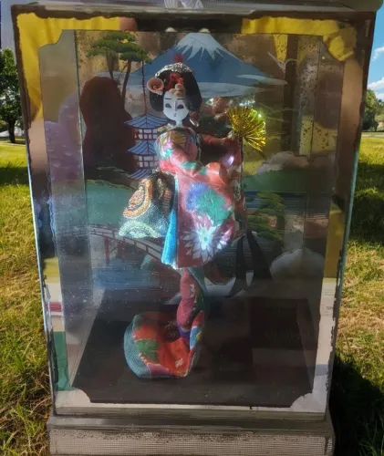 Boneca japonesa num passeio.