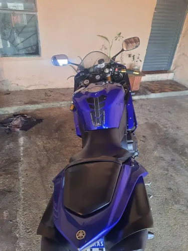 R1 1000  cilindrada 