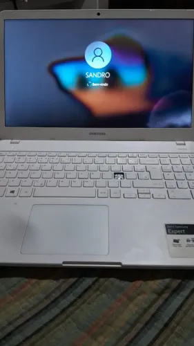 NOTEBOOK SAMSUNG DE 8a GERAÇÃO COM DETALHES