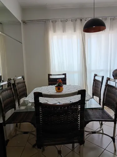 Mesa de Jantar 6 Lugares com Tampo de Vidro + 6 Cadeiras de Fibra Sintética