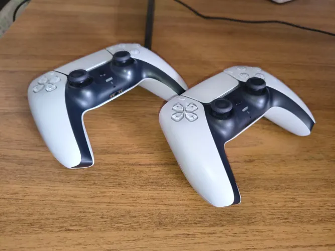 PS5 Slim 1TB c/ Leitor de Disco + 2 Controles DualSense
