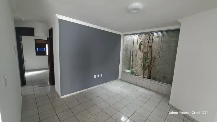 Casa em condomínio fechado.