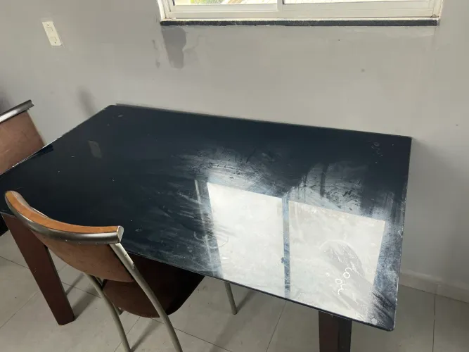 Mesa de 6 lugares acompanha 5 cadeiras 