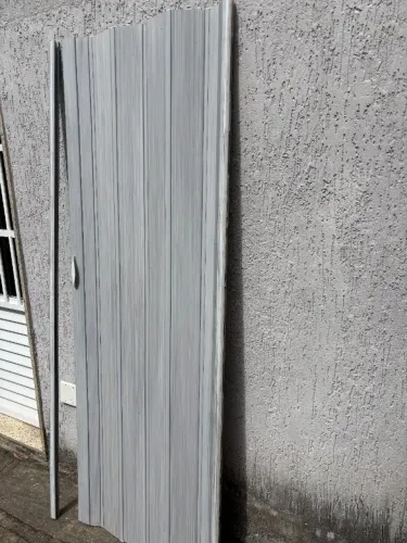 Porta Sanfonada em PVC cinza.