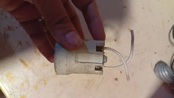 Soquete de porcelana E27 com suporte de fixação (usado)