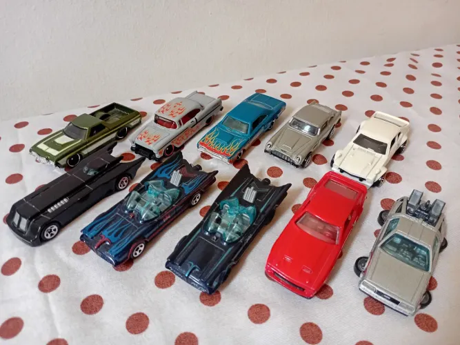 10 carrinhos Hot Wheels