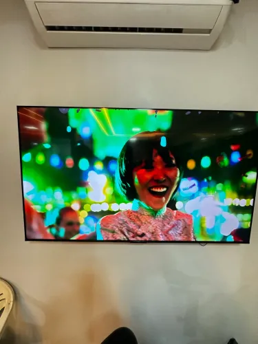 TV TCL 65 polegadas tela danificada