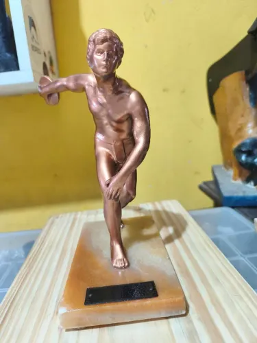 Escultura em bronze com base em mármore Rosa década de 50.