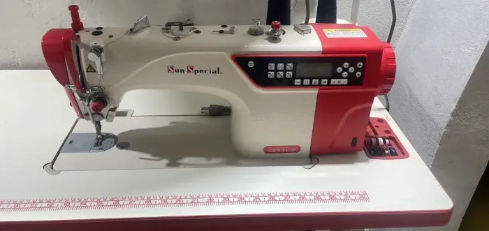 Máquina de costura reta nova