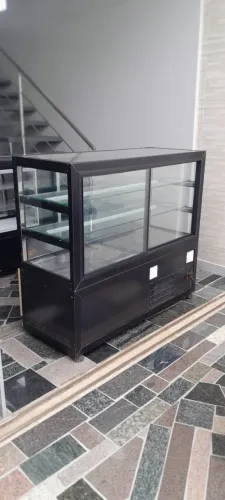 Vitrine Refrigerada para bolos e doces 1,40m Preta - 220V - Omega  DBR1.40 -