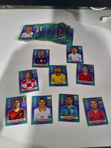 185 figurinhas copa 2022 - com Messi, Neymar, Cristiano Ronaldo.