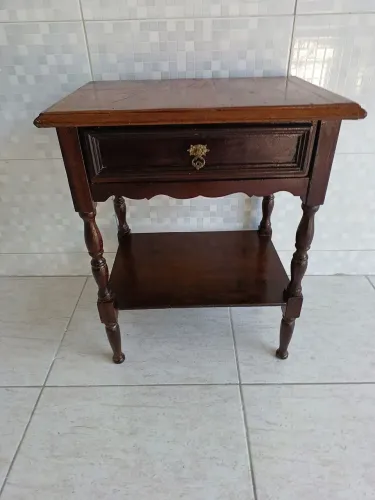 Criado mudo / mesa de apoio