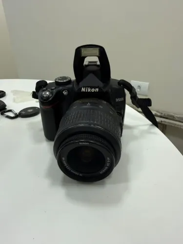 Câmera Nikon D5000 + Lente 18-55mm VR + Kit Completo de Acessórios - Apenas 17 mil cliques