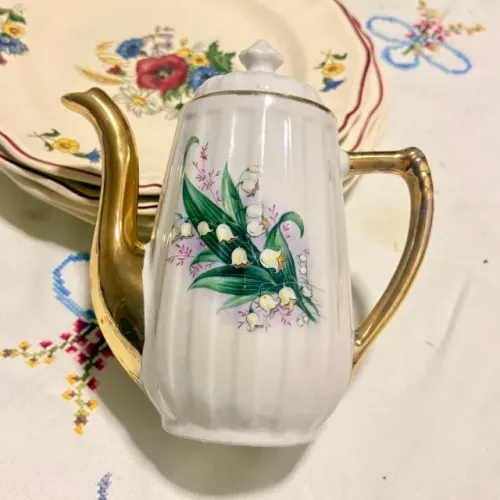Bule em porcelana antigo