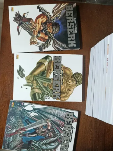 Mangás de Berserk em ótimo estado do 1 ao 13 mais volume 31
