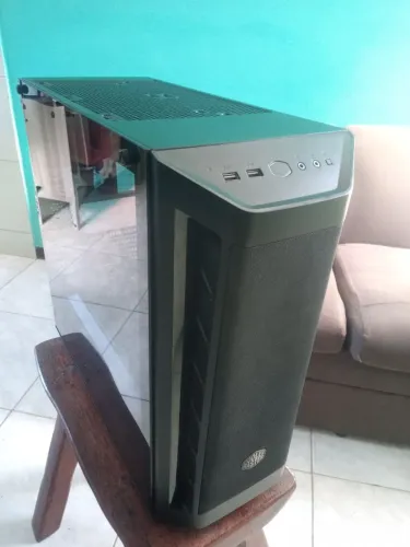 Gabinete gamer cooler master