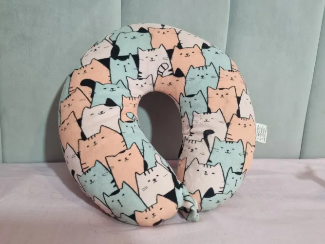 Almofada de pescoço de gatinhos