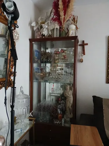 VENDO CRISTALEIRA MODERNA LINDA SEMI NOVA COM ILUMINAÇÃO INTERNA