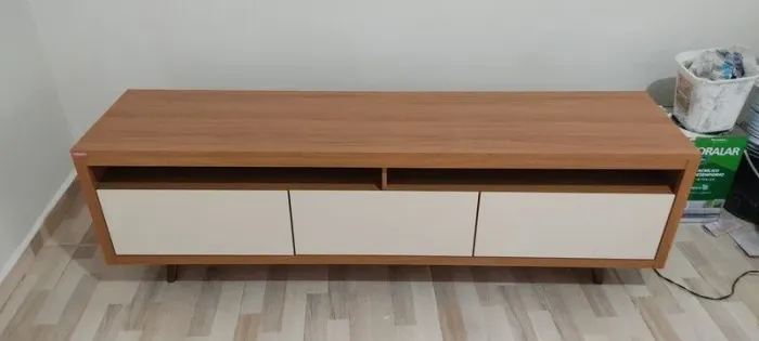 RACK 100% MDF TUBOARTE 3 PORTAS BASCULANTES E PÉS ESTILO RETRÔ 