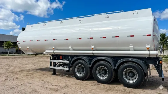 Duas Carretas Tanque NOMA 3 Eixos (2013/2014) - 30.000L - Revisada e Pronta