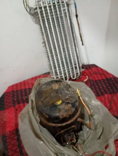 Moto freezer vertical com condensado