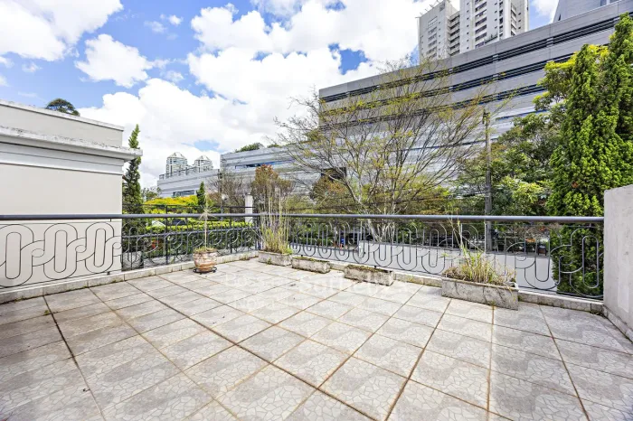 Casa em condomínio na Cidade Jardim com vista para o verde