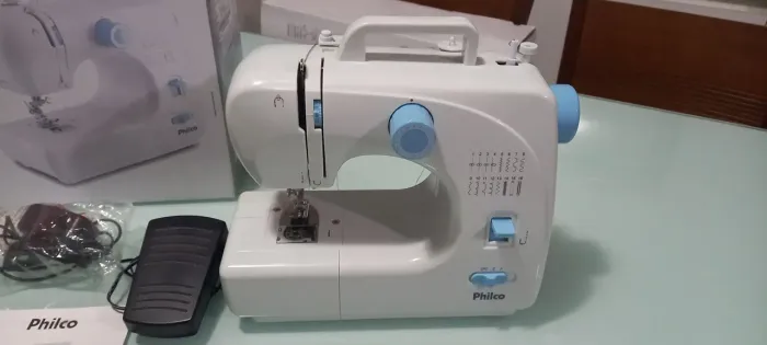 Vendo máquina de costura, super conservada. Estou vendendo por falta de uso. 