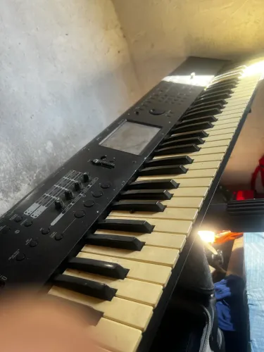 Teclado Korg M50 + estante + fonte