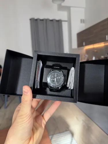 Relógio Omega x Swatch Mission to the Moonphase Snoopy Black Preto