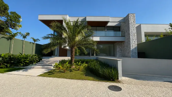 Casa de alto padrão recém-construída em localização privilegiada na Barra da Tijuca.