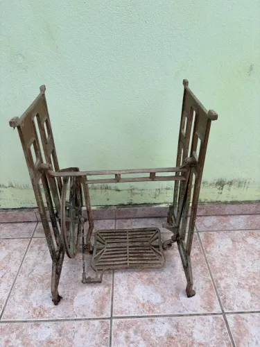 ? Base antiga de máquina de costura - ferro fundido vintage