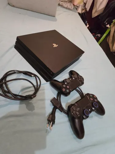 Ps4 pró 4k 1tera 2 controles